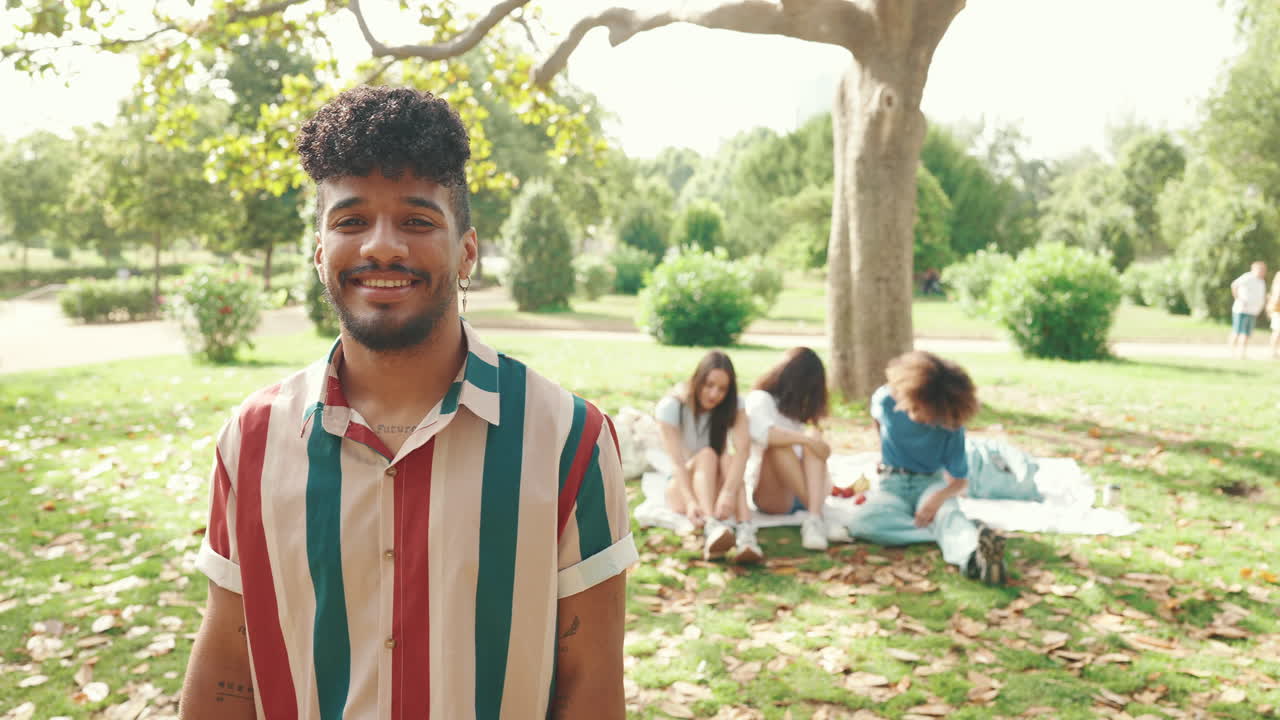 personas disfrutando de un día soleado en el parque