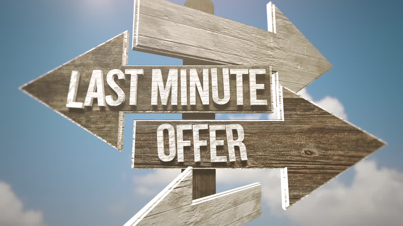 oferta de última hora con indicador de dirección en carretera con cielo azul