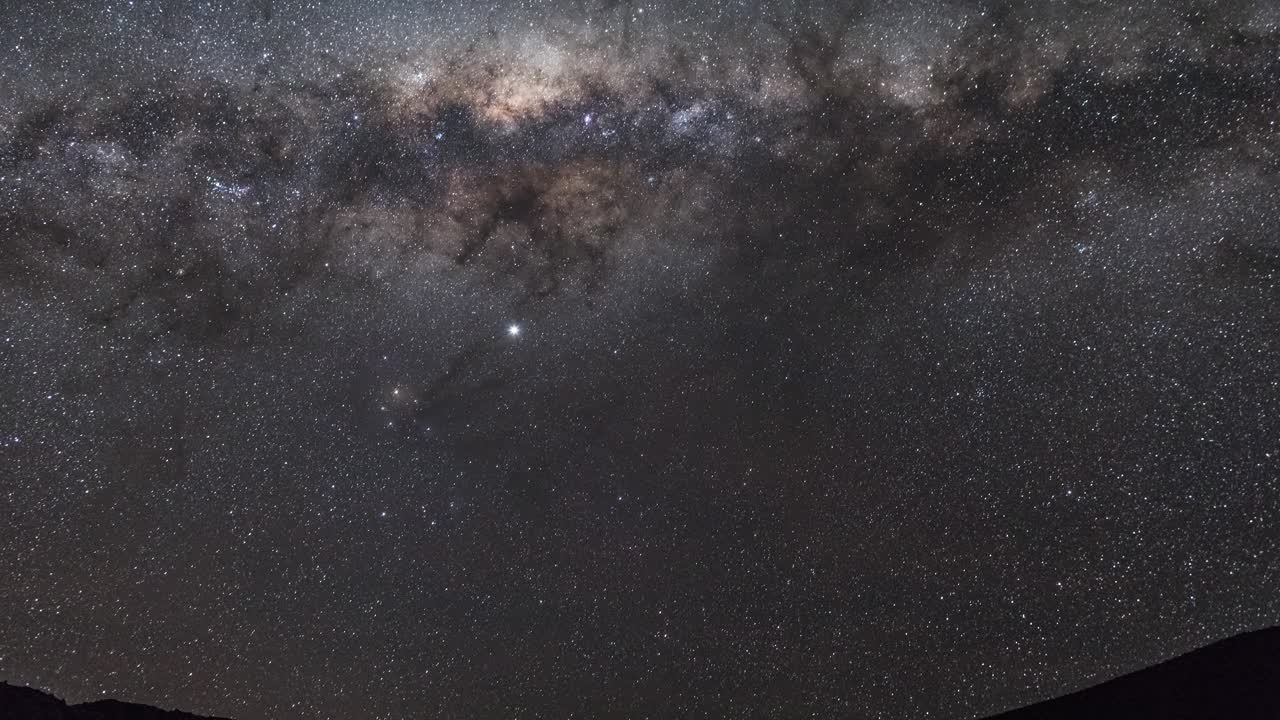 타임 스 (time-lapse) 는 파소 데 아구아 네그라 (paso de agua negra) 근처의 칠레 안데스 산맥의 텐트 위에 설정된 은하계 중심을 보여줍니다.