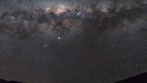 el lapso de tiempo muestra un centro de la vía láctea establecido sobre la tienda en los andes chilenos cerca del paso de agua negra