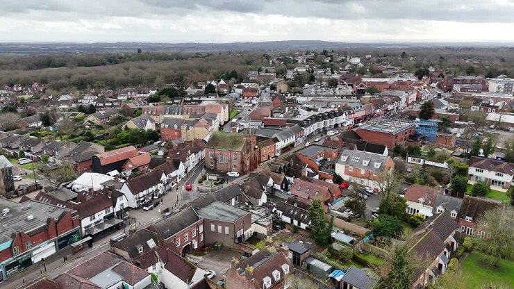 Billericay, Essex, Regno Unito. Veduta aerea panoramica dall'alto della via principale, filmato 4K
