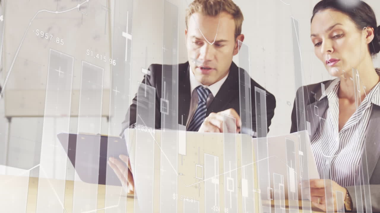 animación del procesamiento de datos sobre personas de negocios que trabajan en la oficina