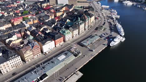 Gamla-Stan,-Enthüllt-Von-Einer-Bemerkenswerten-Straße-Am-Wasser