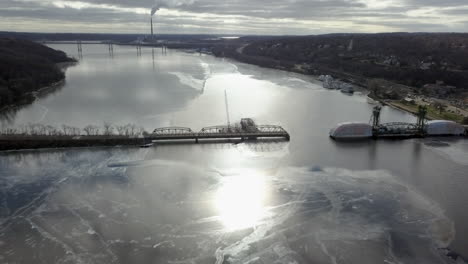 un dron retrocediendo desde el histórico puente elevador de stillwater, minnesota.