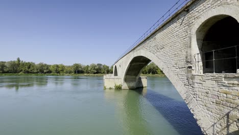 Arcos-De-Piedra-De-Un-Puente-Histórico-En-Avignon-Francia