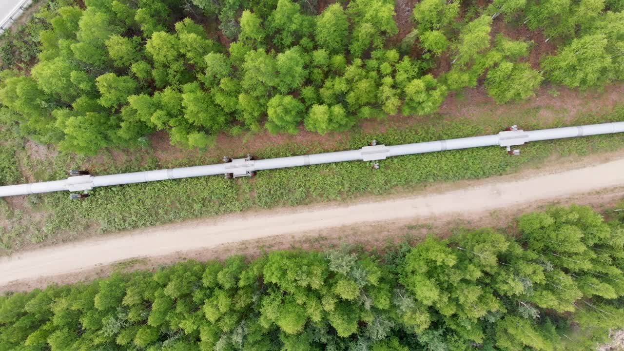 video de dron de 4k del oleoducto trans alaska en fairbanks, ak durante el día soleado de verano-18