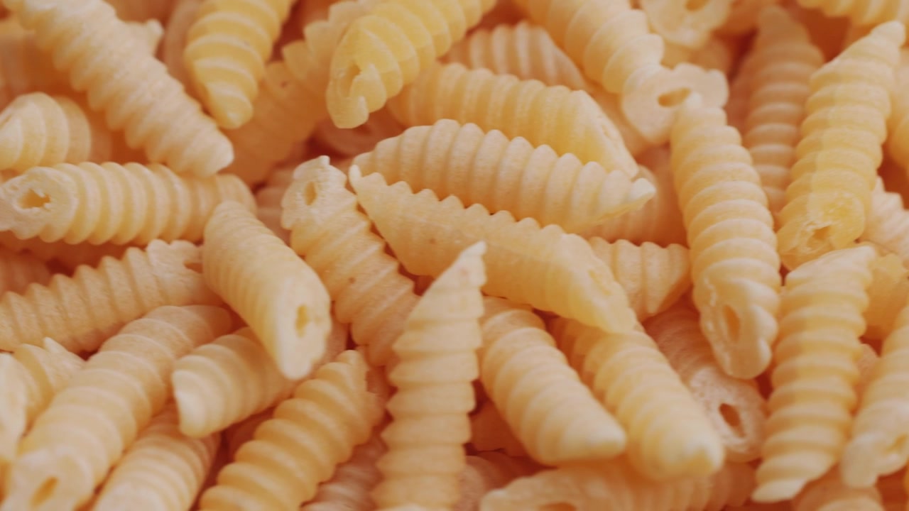 Primo piano di pasta a spirale cruda