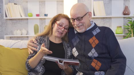 una pareja de ancianos enamorados.