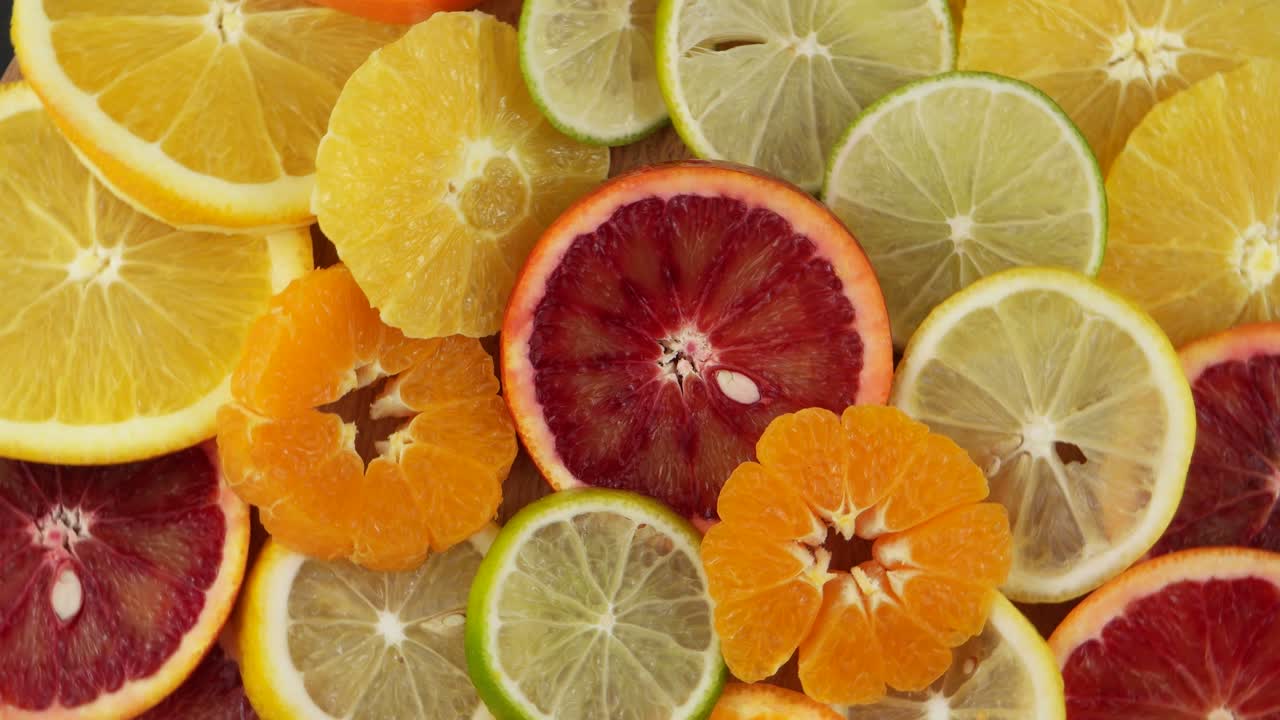 frutas cítricas en una sección, limón, lima, naranja, narenja de sangre, mandarina.