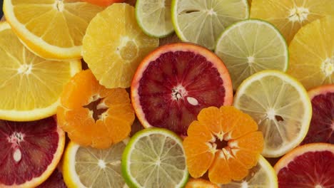 frutas cítricas en una sección, limón, lima, naranja, narenja de sangre, mandarina.