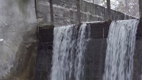 Zoomen-Sie-Auf-Den-Natürlich-Fließenden-Fließenden-Fluss,-Wasserfall-In-Alton-Mill,-Caledon,-Kanada,-Landschaft,-Umweltschutz,-Naturschutz,-Reisen,-Einzugsgebiet-Nordamerika