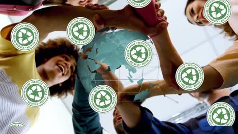animación de signos verdes de reciclaje y globo sobre diversos amigos tomados de la mano