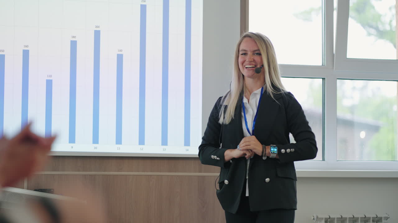 los participantes de la capacitación de negocios está aplaudiendo entrenadora positiva mujer especialista está sonriendo