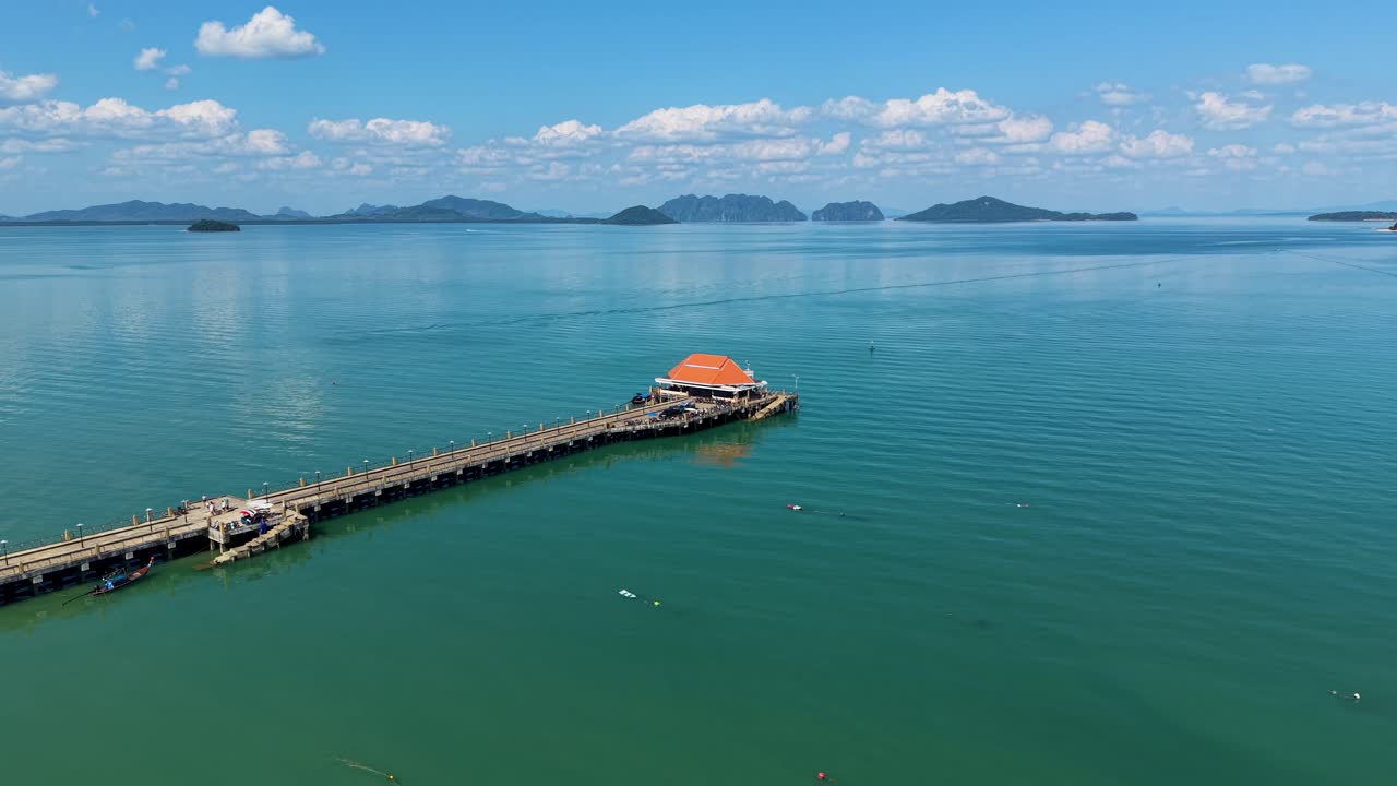 Serena Vista Aerea del Molo di Koh Lanta Old Town in Thailandia. Il Mare Turchese, i Cieli Limpidi e le Isole Lontane Creano una Scena Tranquilla.