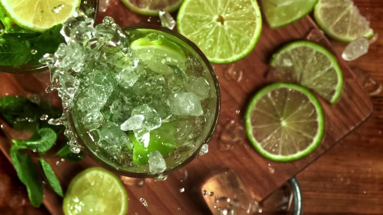 Super zwolnione tempo lodu wpadającego do koktajlu Mojito