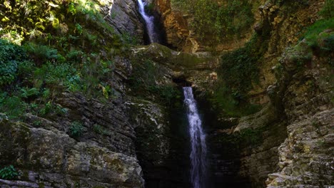 Hermosas-Cascadas-En-Cañones-De-Vjosa-En-Albania,-Agua-Limpia-Salpicando-Acantilados