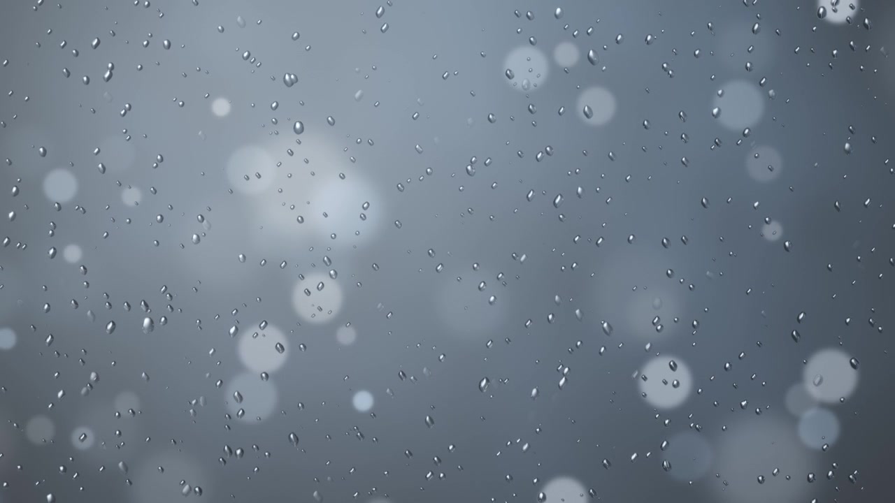 窓ガラスの雨粒のクローズアップ。ぼやけた灰色の霧がかった背景、穏やかで没入感のあるループ可能なアニメーション。