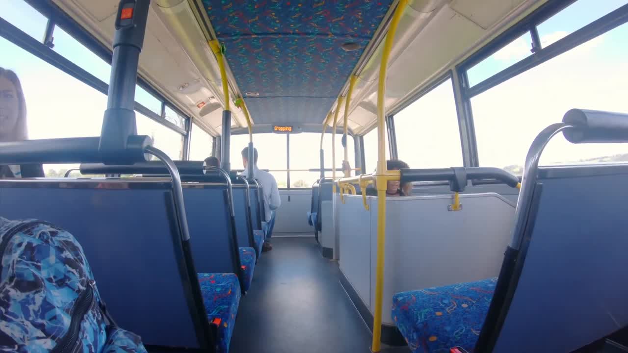 pasajero que viaja en autobús 4k