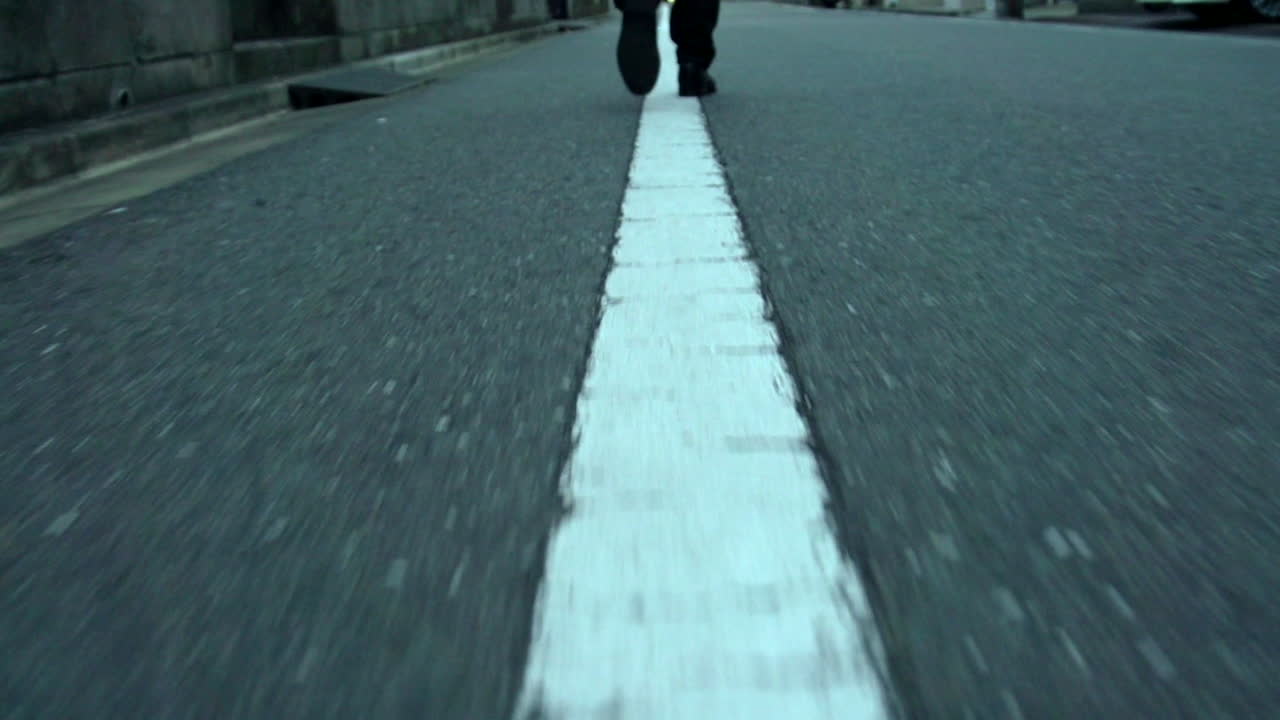 검은 옷을 입은 남자를 쫓고 있다