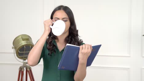 mujer india de la mañana bebiendo café