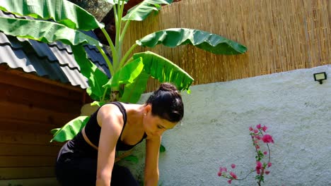 la chica haciendo yoga con un pie de cabeza en el césped