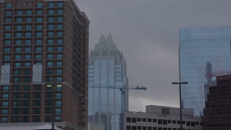 Mid-pan-left-to-right-on-cloudy-Austin,-Texas-skyline