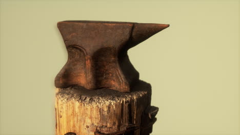 un yunque oxidado de la vieja forja del pueblo