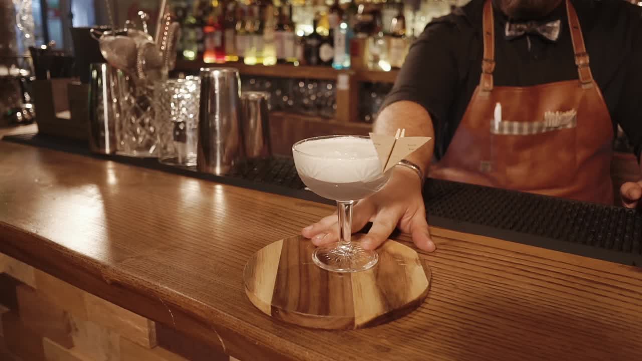 un camarero preparando un cóctel en un bar