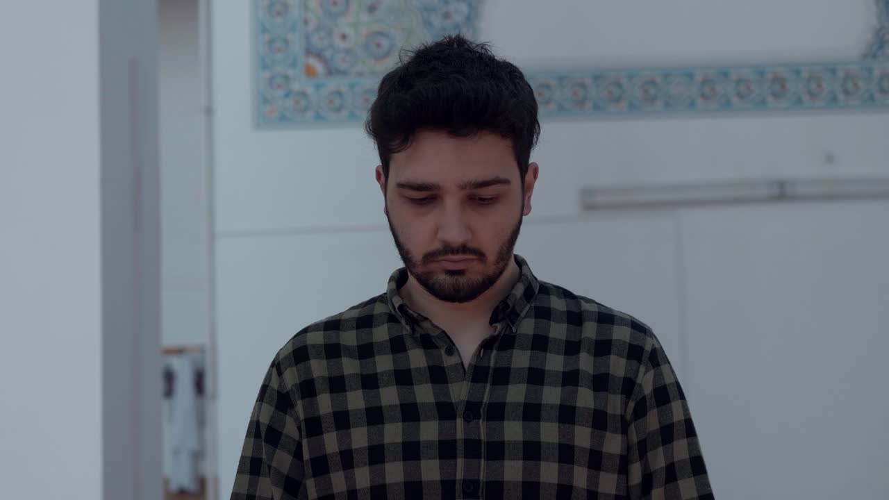 모스크에서 예배하는 청년 5