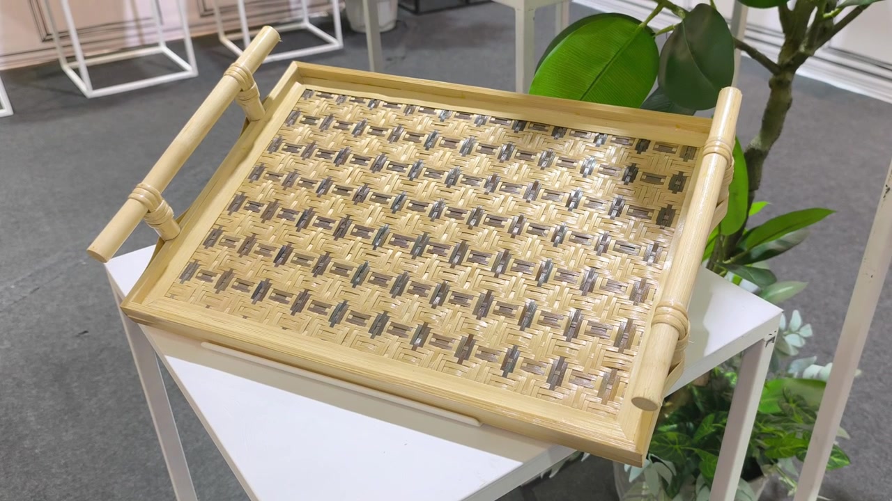 Moderni manufatti intrecciati realizzati con rattan e foglie di pandano sono esposti a una mostra di artigianato. Colori vivaci e design freschi valorizzano questi tradizionali articoli tessuti malesi.