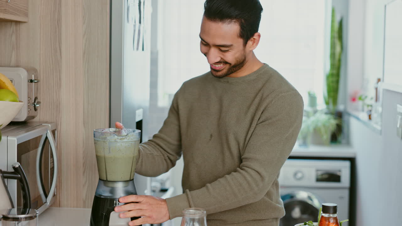 hombre asiático, batido verde y jugo saludable