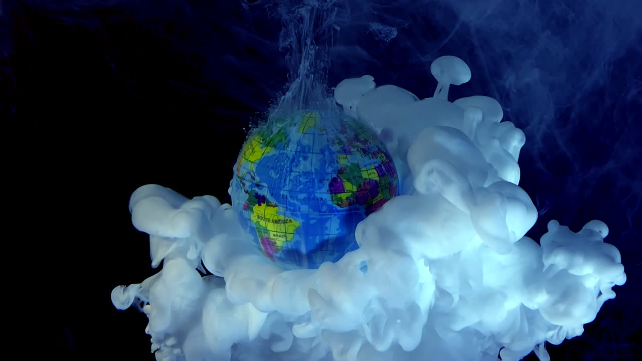 el planeta tierra azul desde el espacio. tinta de acuarela azul y blanca en el agua sobre un fondo negro. e