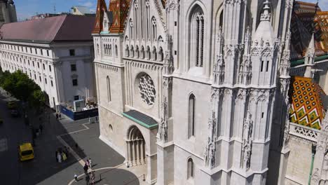 Vista-Aérea-Con-La-Entrada-De-La-Iglesia-De-Matías-Desde-La-Plaza-De-La-Santísima-Trinidad,-Budapest