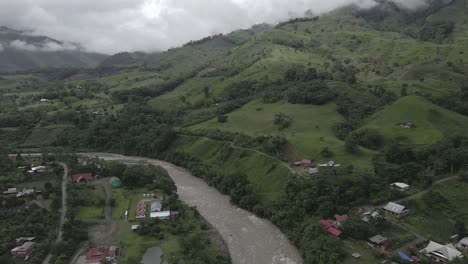 Exuberantes-Laderas-Verdes-Saturadas-En-El-Remoto-Valle-De-Huancabamba-Del-Perú