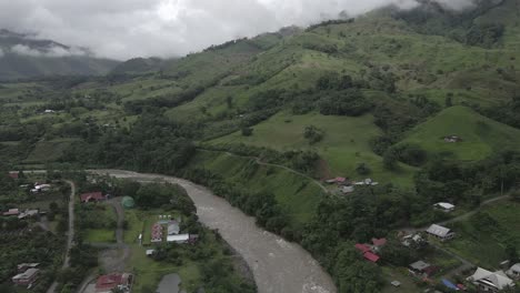 exuberantes laderas verdes saturadas en el remoto valle de huancabamba en perú
