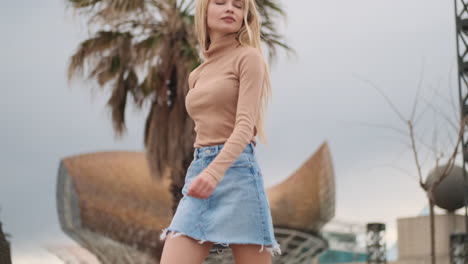 young woman confidently walking in the city.