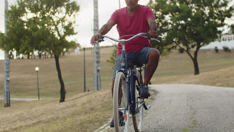 Plano-General-De-Un-Hombre-Concentrado-Montando-En-Bicicleta-En-El-Parque