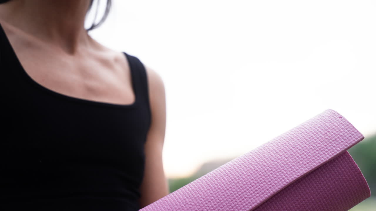 숲 속 에 매트 를 가진 여자