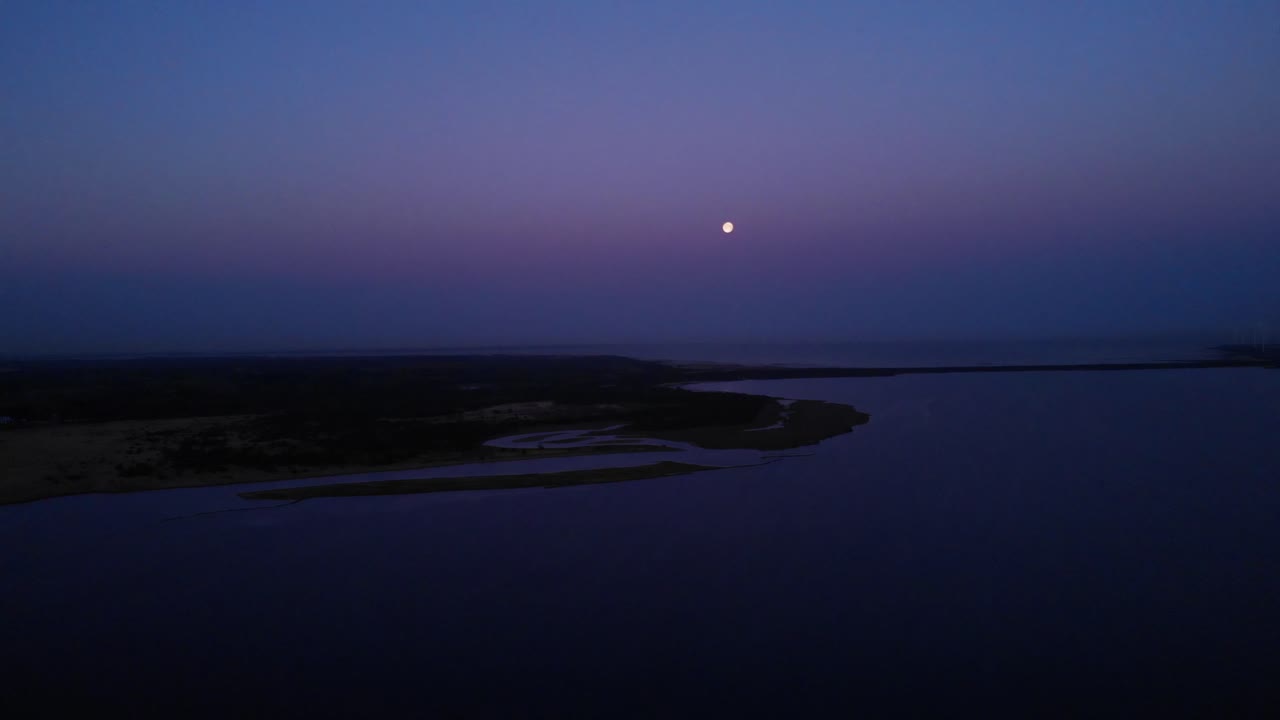 밤에는 brielse meer의 잔잔한 물. 공중선