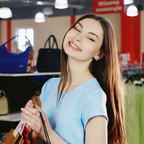 bolsas de mujer sonriendo en una tienda de ropa