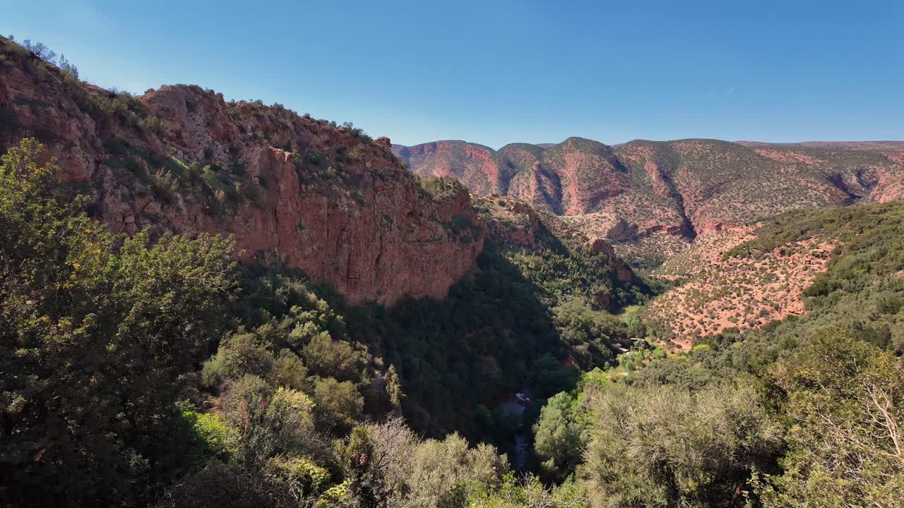 valle en el norte de áfrica, tierra árida de arcilla, profundo bosque de árboles de argán, marruecos