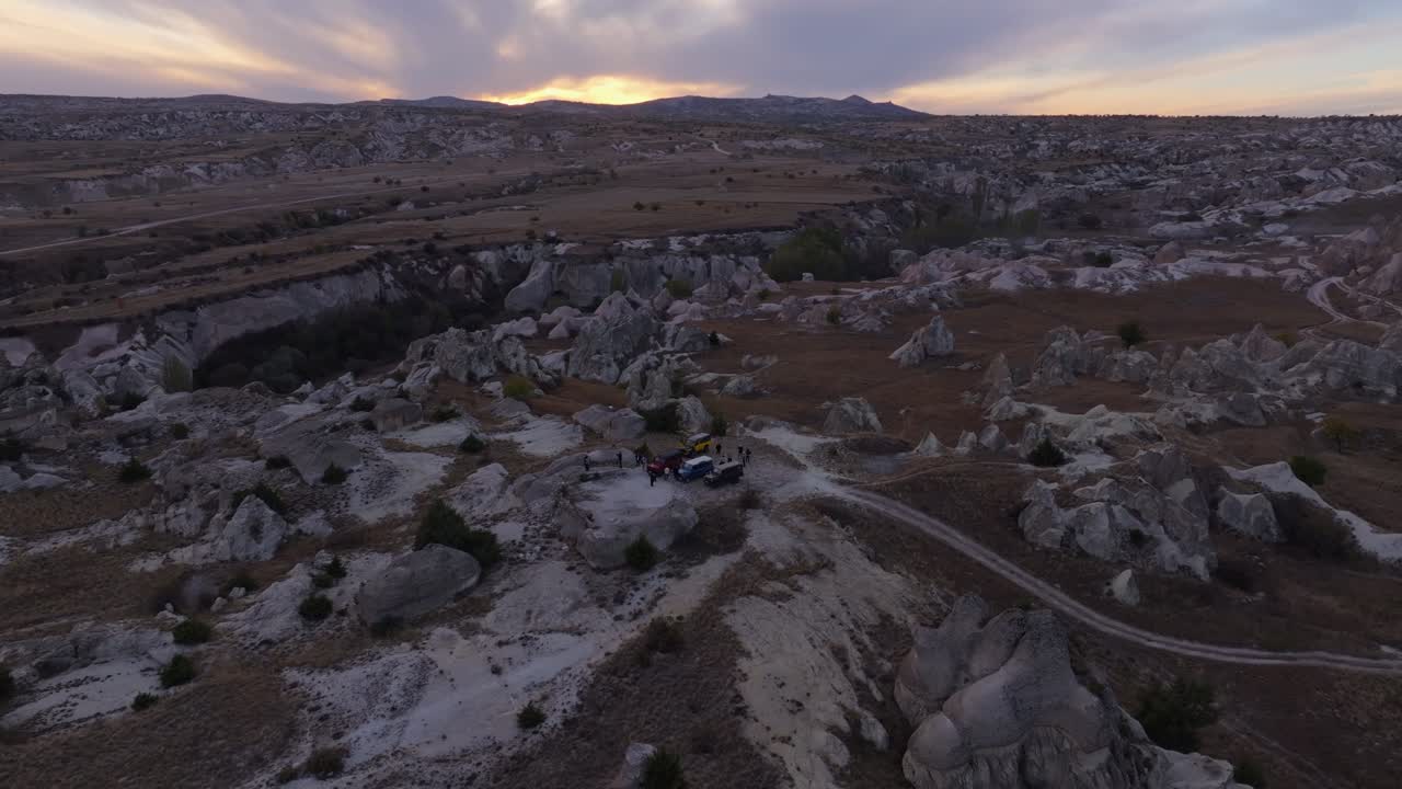 Avventura fuoristrada attraverso una valle rocciosa panoramica all'ora d'oro, Ortahisar