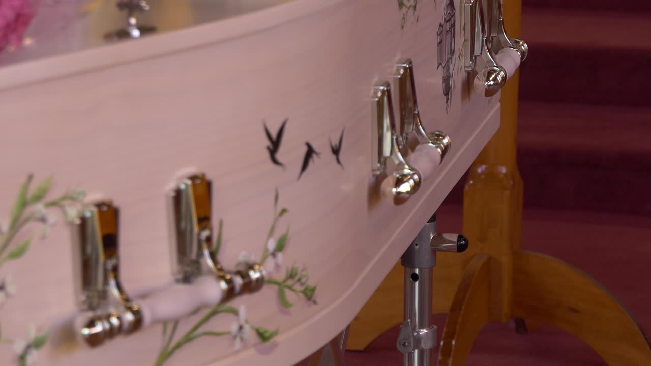 colpo del primo piano di un cofanetto funebre in un carro funebre o cappella o sepoltura al cimitero