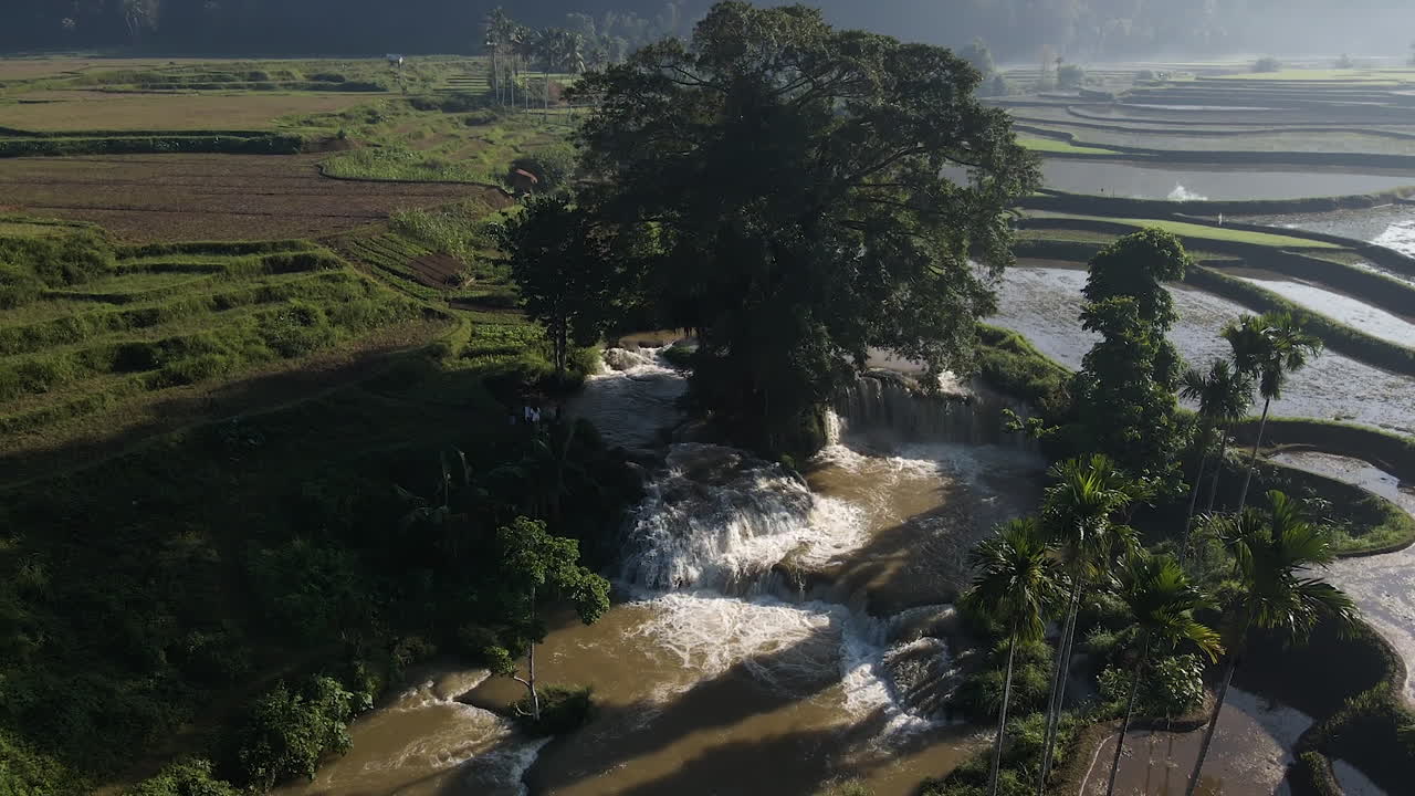 vista aérea de la cascada waikelo sawah y el campo de arroz en tema tana, wewema timur, suroeste de la regencia de sumba, este de nusa tenggara, indonesia