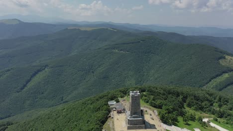 Volando-Sobre-El-Monumento-De-La-Libertad-De-Shipka-Hacia-Las-Verdes-Colinas-De-La-Montaña