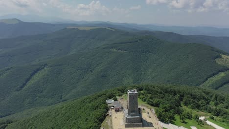 volando sobre el monumento de la libertad de shipka hacia las verdes colinas de la montaña