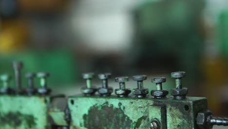 maquinaria industrial en una fábrica