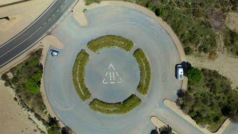 intersección de rotonda en terreno de los suburbios