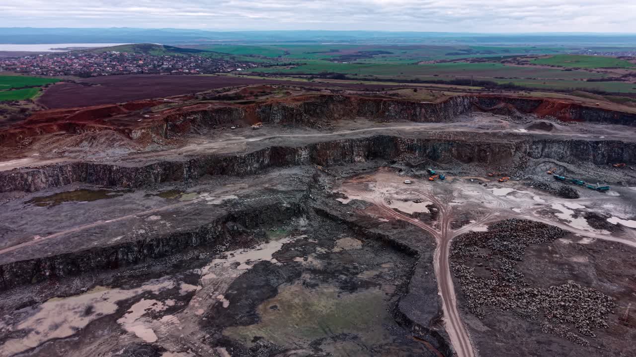 Atividade de extração de granito em área rural com vista para um lago