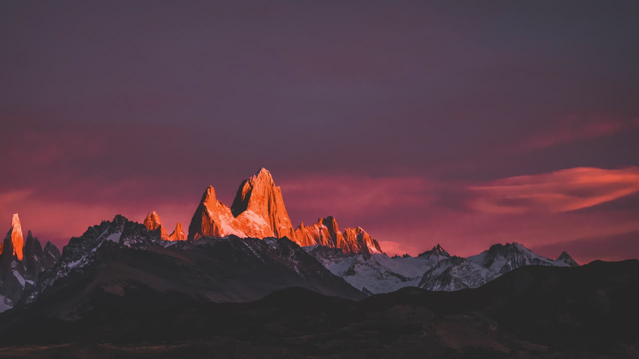 Time-lapse mozzafiato del sole che sorge dietro il Monte Fitz Roy nello splendido paesaggio della Patagonia.